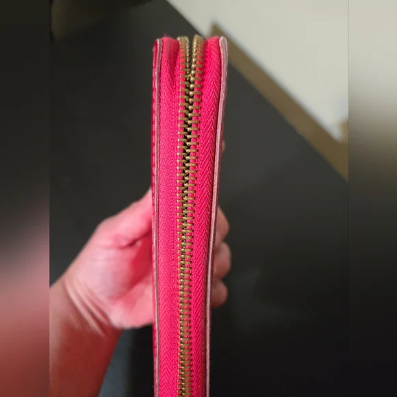 HTF!! Authentic Louis Vuitton pink vernis leather zip wallet in good condition Wallets